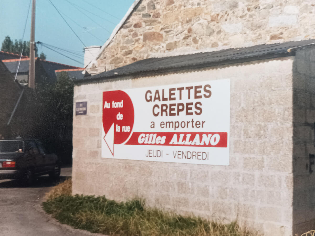 Signalétique sur un mur entreprise Gilles Allano le papa de Youenn crêpes galettes à emporter 1984